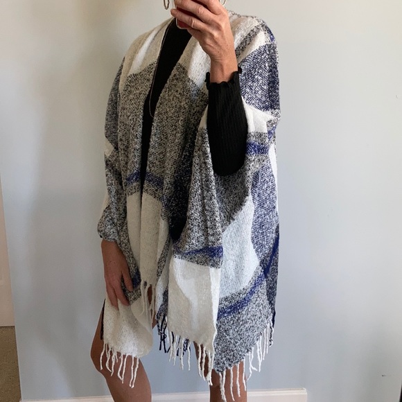 Gorgeous Fringed Shawl/Cape - Picture 4 of 7